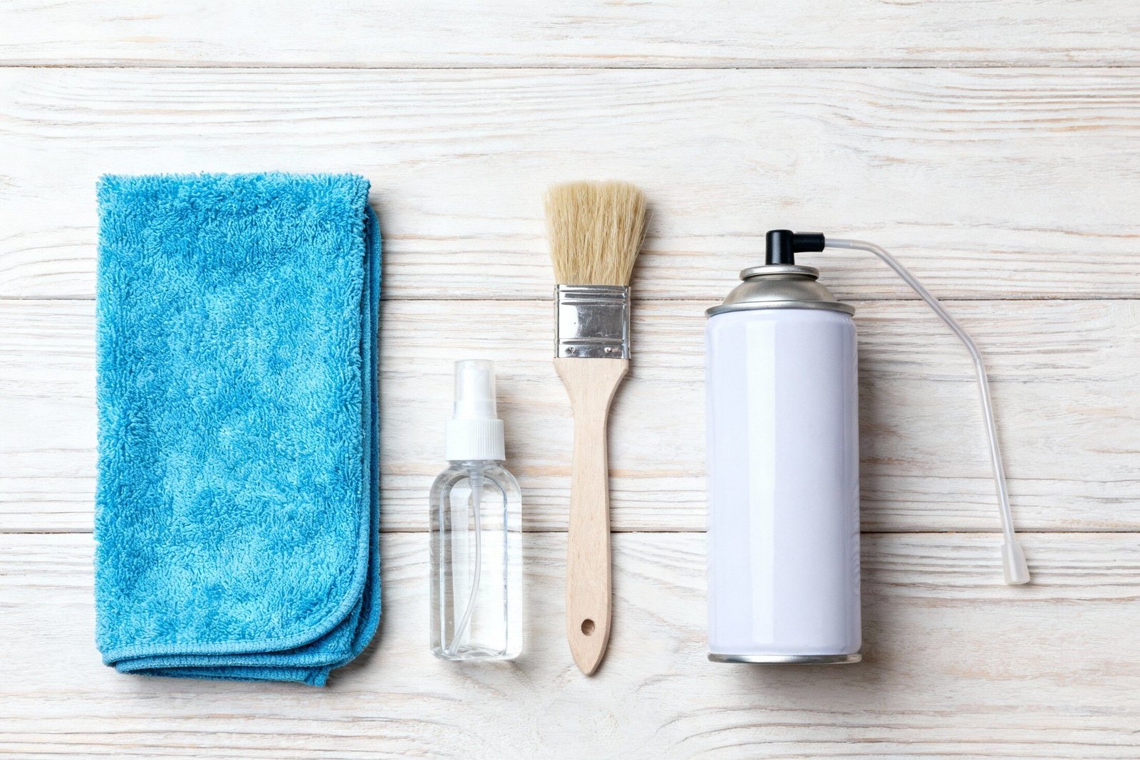 dreamina-2026-01-22-3036-Neat-arrangement-of-cleaning-supplies-on-1-edited Guia de Limpeza: Como limpar telas, teclados e fones de ouvido sem estragar os componentes