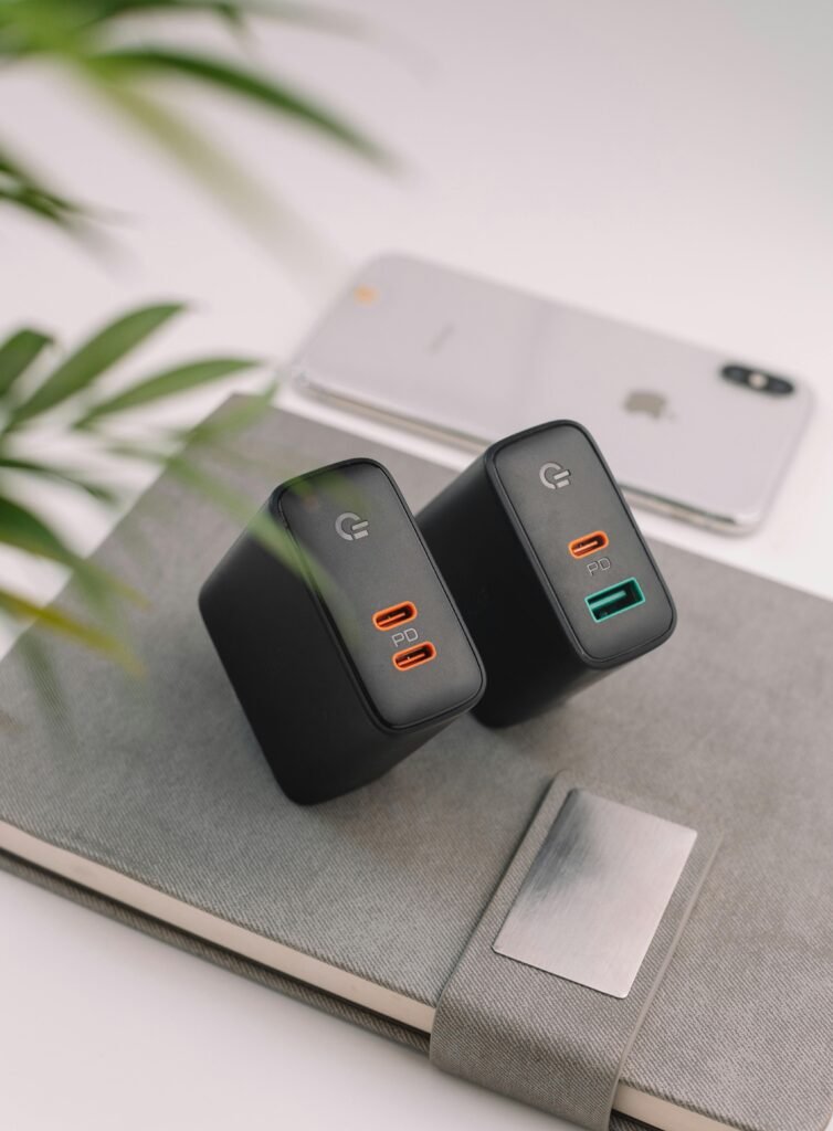 pexels-zion-4526406-754x1024 Carregadores Paralelos Podem Danificar o Smartphone? Entenda os Riscos