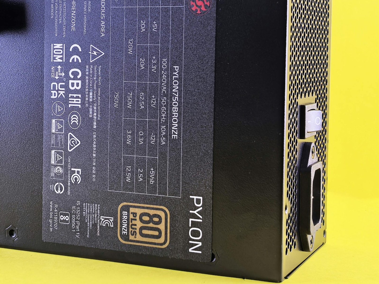 pexels-zeleboba-33693709-edited Fonte de Alimentação: Como Escolher Sem Colocar Seu PC em Risco