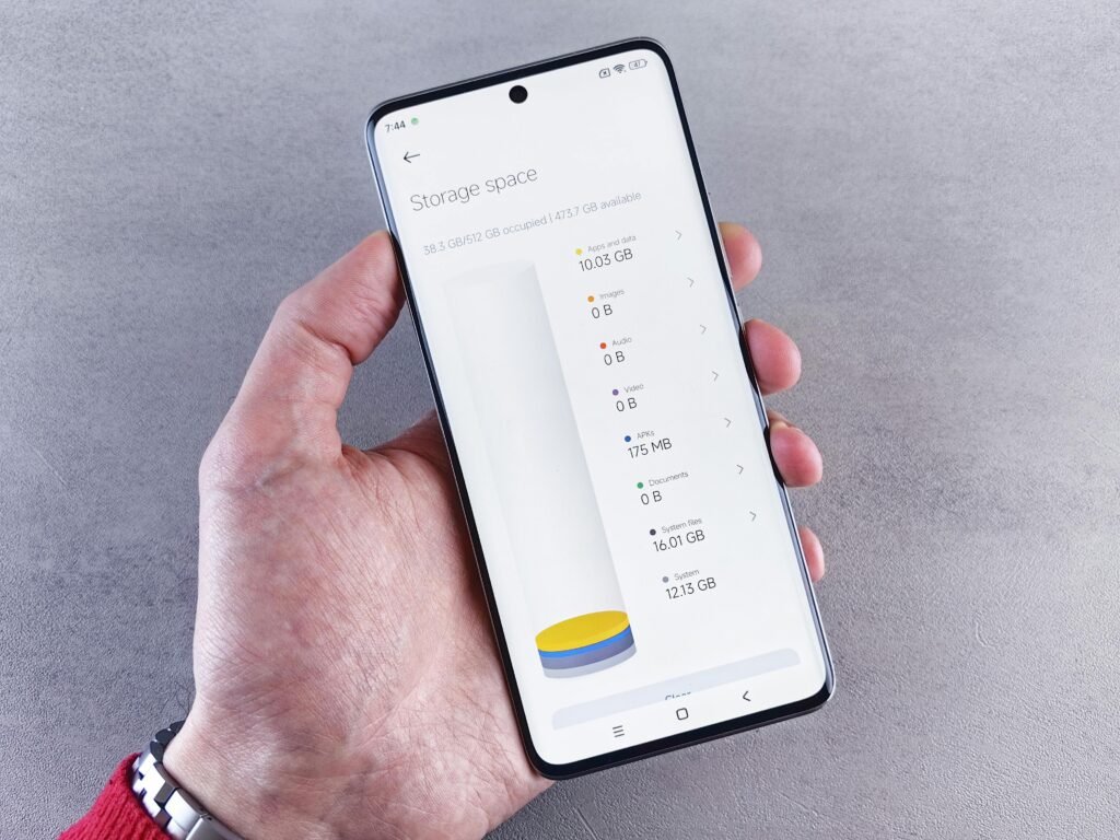 pexels-zeleboba-24845744-1024x768 Guia Definitivo: Como Saber se o Celular é Bom Antes de Comprar em 2026