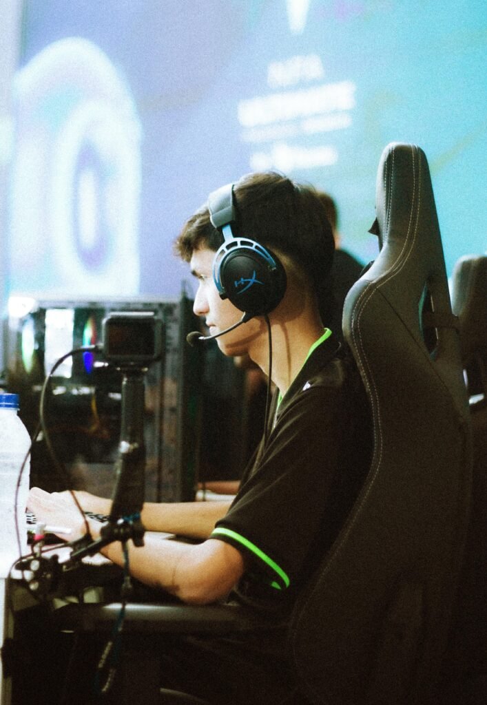 pexels-biabrg-30324931-707x1024 O Crime da Cadeira Gamer Barata: Por Que Você Está Pagando Para Ter Dor nas Costas
